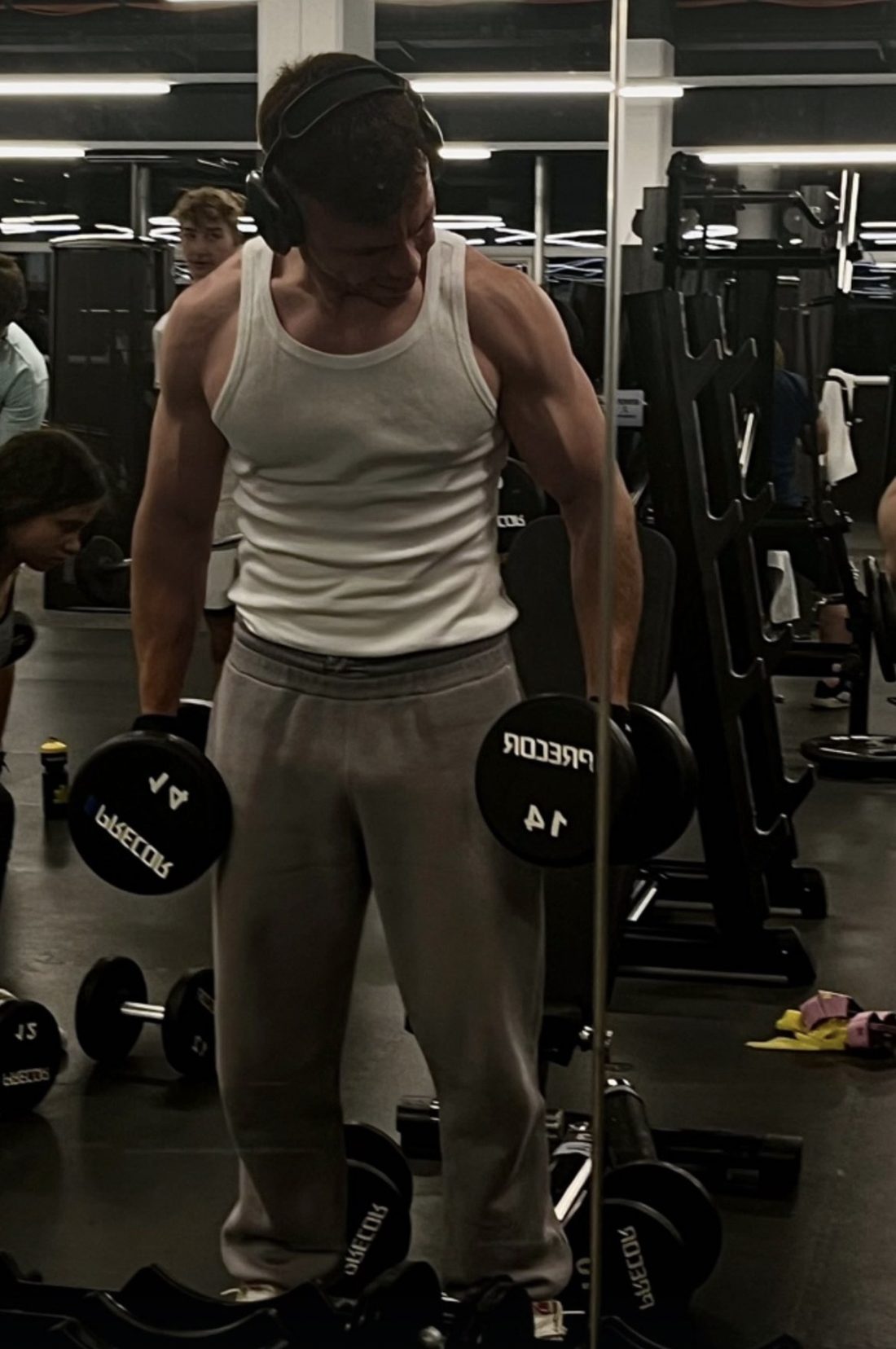 Training mit Kurzhanteln im Gym